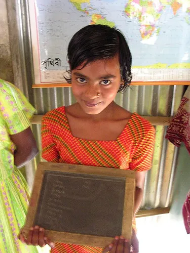 image linking to Niñas en Bangladesh: las barreras culturales son más fuertes que la falta de dinero o computadores a la hora de conectarse 